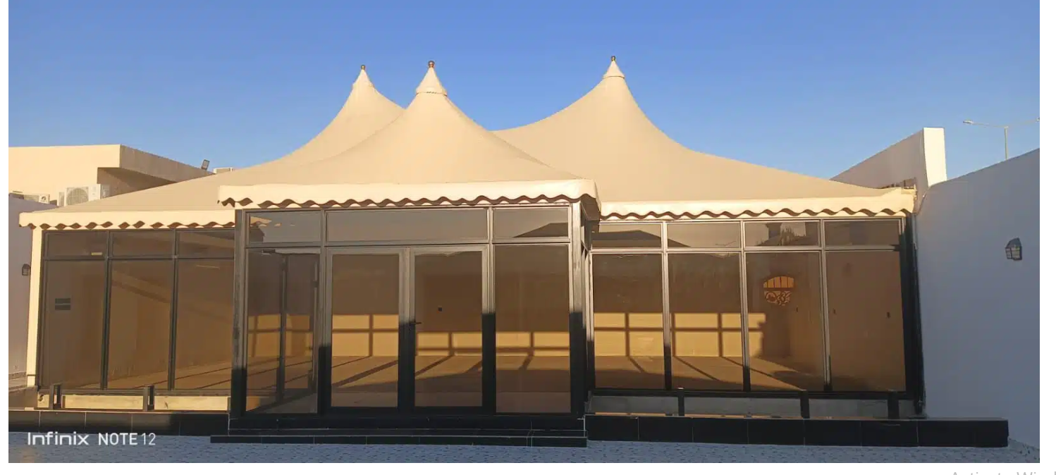 الخيام الملكية وبيوت الشعر: مزيج من الفخامة والأصالة العربية